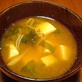 我が家の味噌汁★豆腐とわかめとえのき